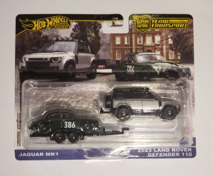 *Embalagem danificada* Hot Wheels Car Culture  Team Transport - Jaguar MK1 & 2023 Land Rover Defender 110