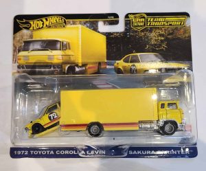 *Embalagem danificada* Hot Wheels Team Transport - 1972 Toyota Corolla Levin / Sakura Sprinter